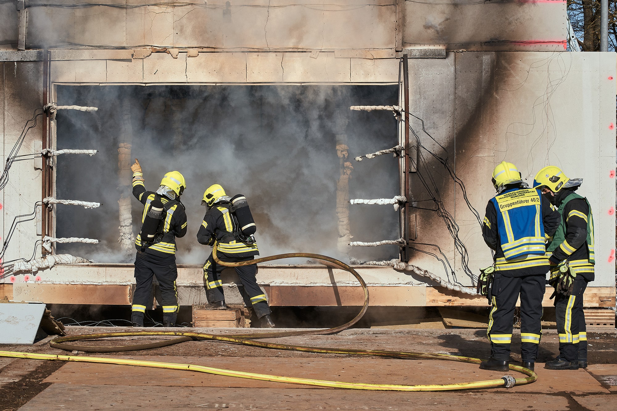 Werkfeuerwehr TUM Garching bei der Brandbekämpfung