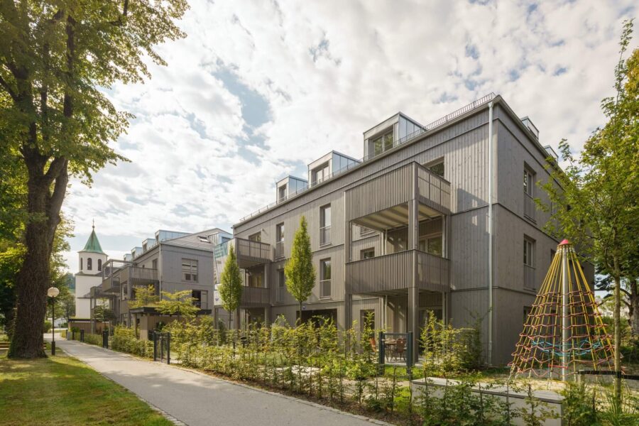Holz-Hybrid-Wohnbauten in Bad Tölz: Silbernes Ensemble