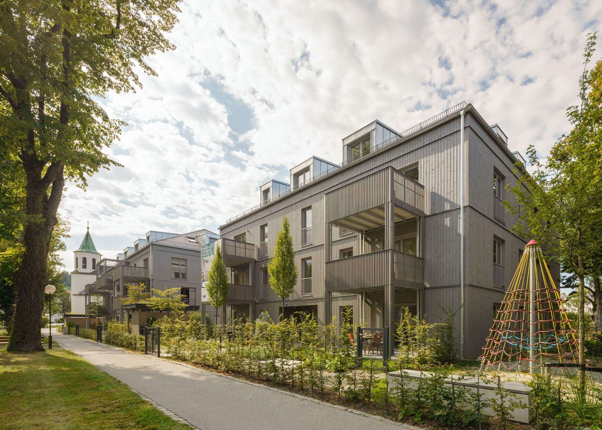 Holz-Hybrid-Wohnbauten in Bad Tölz: Silbernes Ensemble