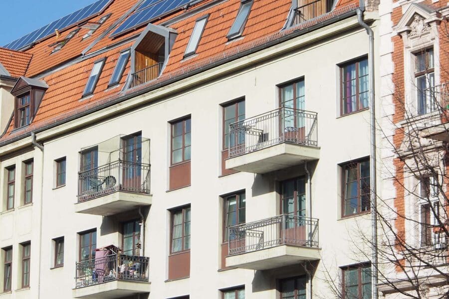 Wer Mieterstrom z. B. über die Photovoltaikanlage auf dem Mehrfamilienhaus anbietet, muss nach dem EuGH-Urteil vom 28.11.2024 genau prüfen, ob er von der Rechtsprechung betroffen ist.