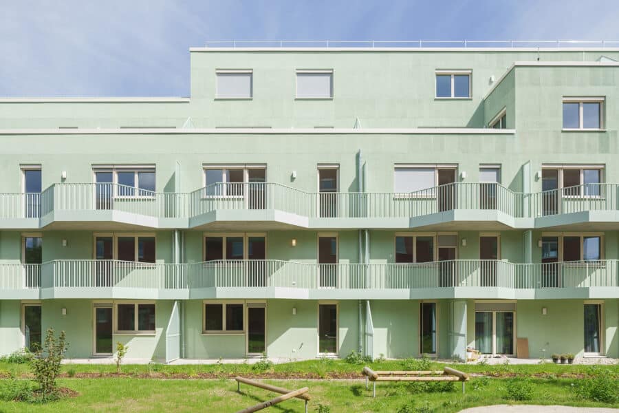 Quartier Hofmark in München – Auskragende Balkone für Maßstab und Proportion