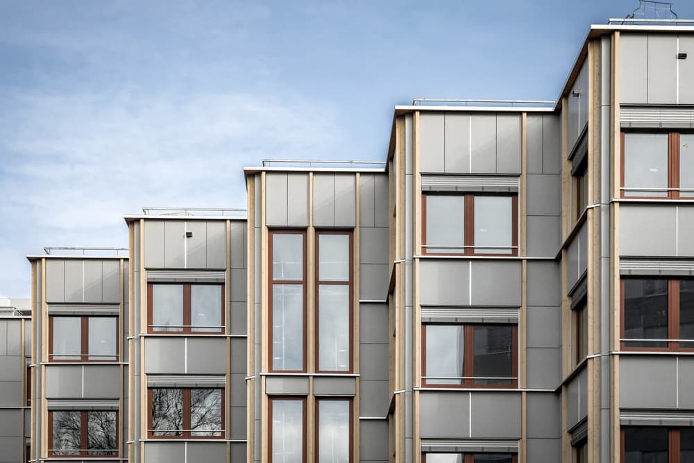 VERBINDUNG FÜR GEBÄUDEECKEN UND AUF GEHRUNG GESCHNITTENE FASERZEMENTPLATTEN: Befestigungssystem von Swisspearl