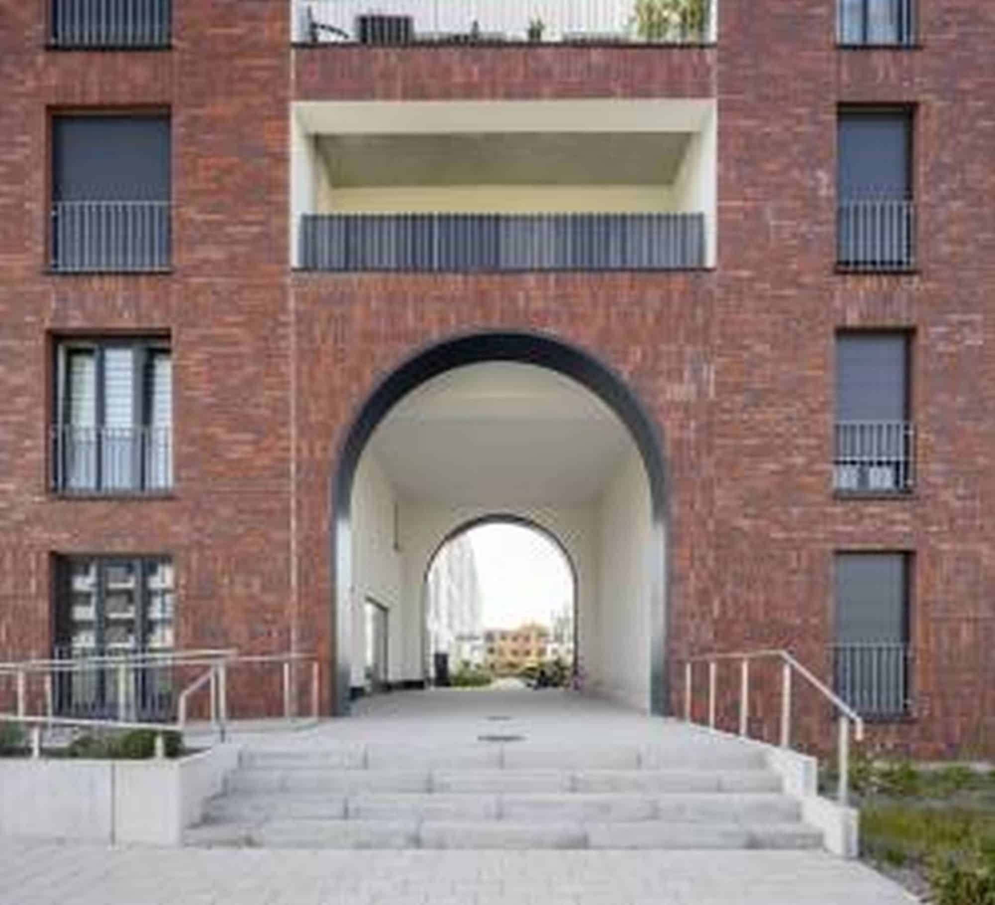 Umwidmung der Hildesheimer Mackensen-Kaserne: Gründerzeitliches Fassadenbild budgetschonend umgesetzt