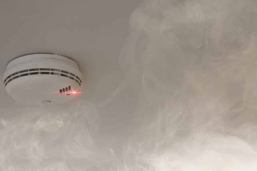 Vorbeugender Brandschutz durch Rauchwarnmelder in Wohngebäuden: Planung, Installation und Wartung