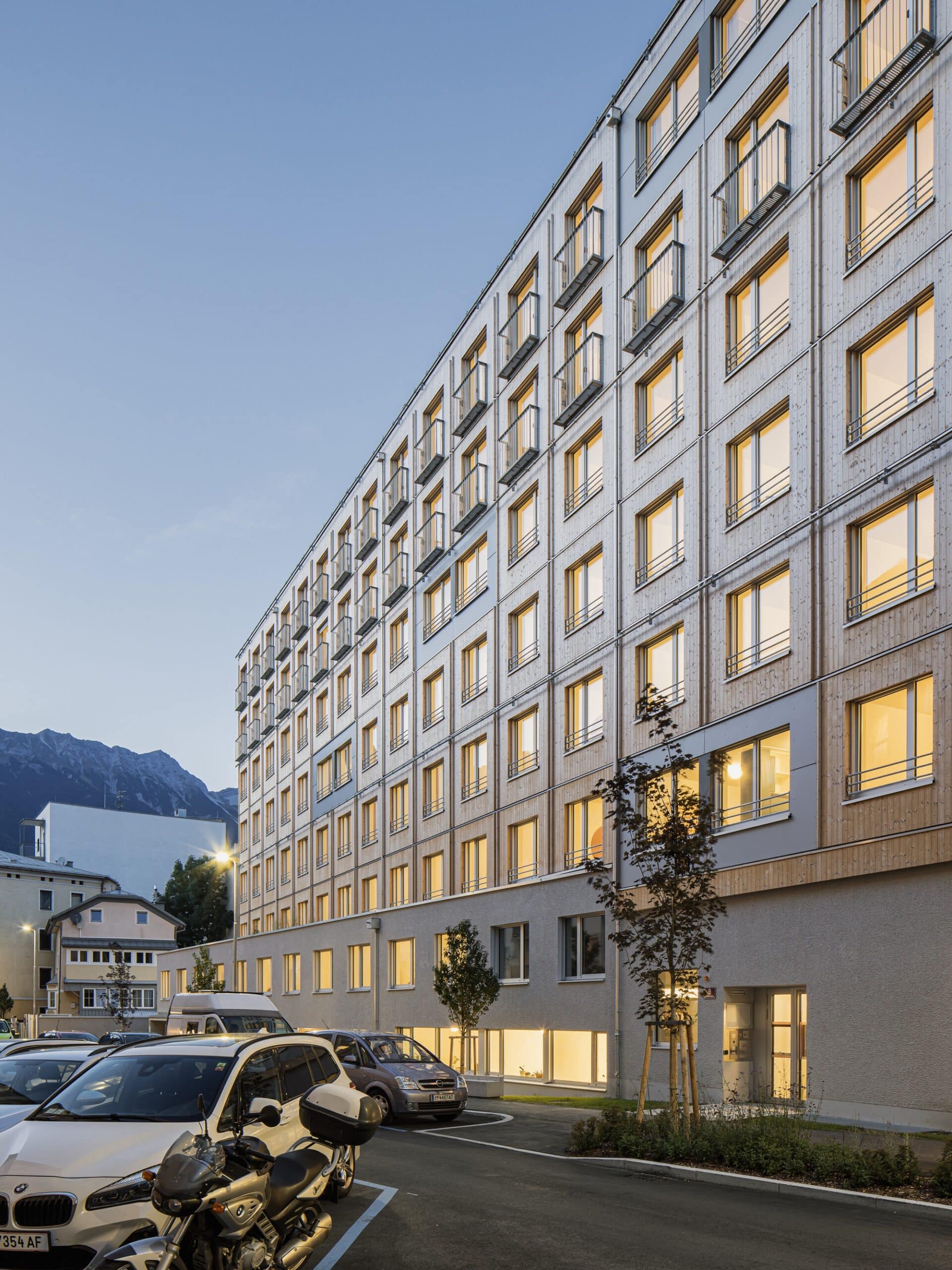 Gästehaus aus Holzelementen für Studierende und Lehrende: Ein Zuhause auf Zeit